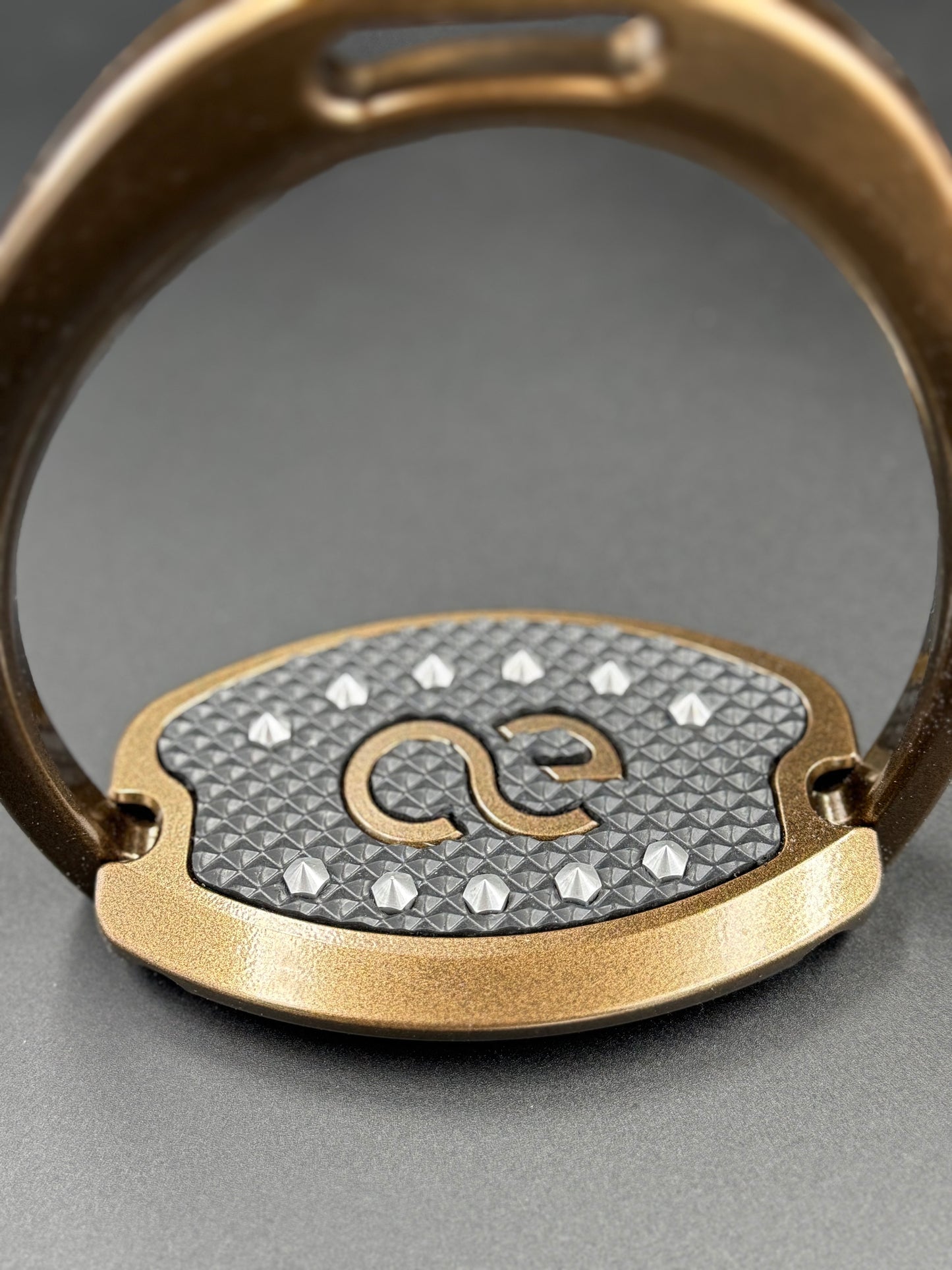 American Equus ‘Elite’ English Stirrup Bronze